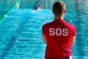 ¿Por qué es imprescindible contar con un socorrista en piscinas con gran afluencia?