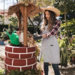 Mujer recogiendo agua de un pozo artesanal.