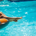 chica con flotador en piscina.